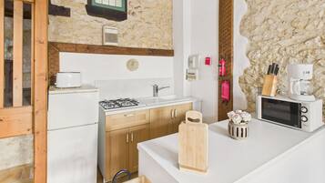 Een koelkast, een microgolfoven, een oven