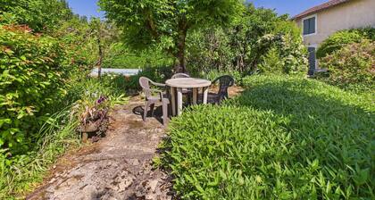 GĂźte mitoyen, 4 adultes 1 enfant, piscine commune