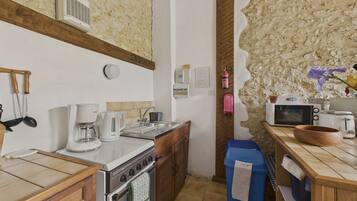 Réfrigérateur, micro-ondes, four, cafetiÚre/bouilloire