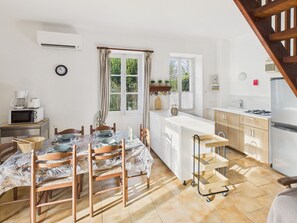 Dining - Semi-detached gîte for 4 - shared pool - garden (Montignac)