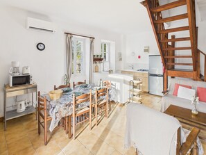 Living area - Semi-detached gîte for 4 - shared pool - garden (Montignac)