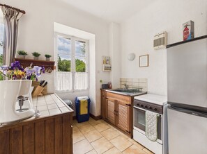 Kühlschrank, Mikrowelle, Ofen, Wasserkocher mit Kaffee-/Teezubehör