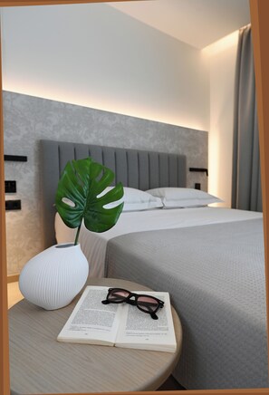 Deluxe tweepersoonskamer, balkon | Een kluis op de kamer, een bureau, een laptopwerkplek