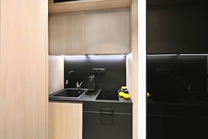 Economy Double Room, Balcony | Private kitchen | Mini-fridge, stovetop, cookware/dishes/utensils