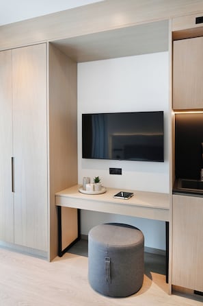 Deluxe Δίκλινο Δωμάτιο (Double), Μπαλκόνι | Χρηματοκιβώτιο στο δωμάτιο, γραφείο, χώρος εργασίας για λάπτοπ 