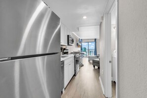 Signature appartement, 1 slaapkamer, uitzicht op zee, aan het strand | Privékeuken | Een koelkast, een microgolfoven, een oven, een kookplaat