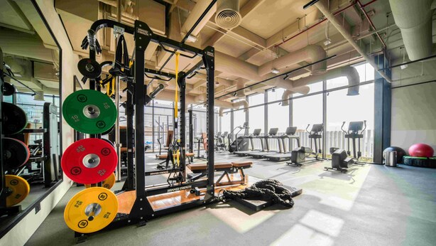 A gym with weightlifting equipment, treadmills, and exercise balls. - Prime Studio w Burj Views Near Downtown and Canal (Dubai)