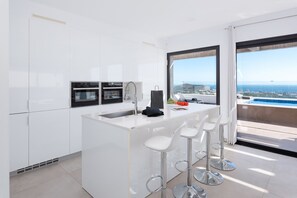 Kühlschrank, Ofen, Geschirrspüler, Wasserkocher mit Kaffee-/Teezubehör