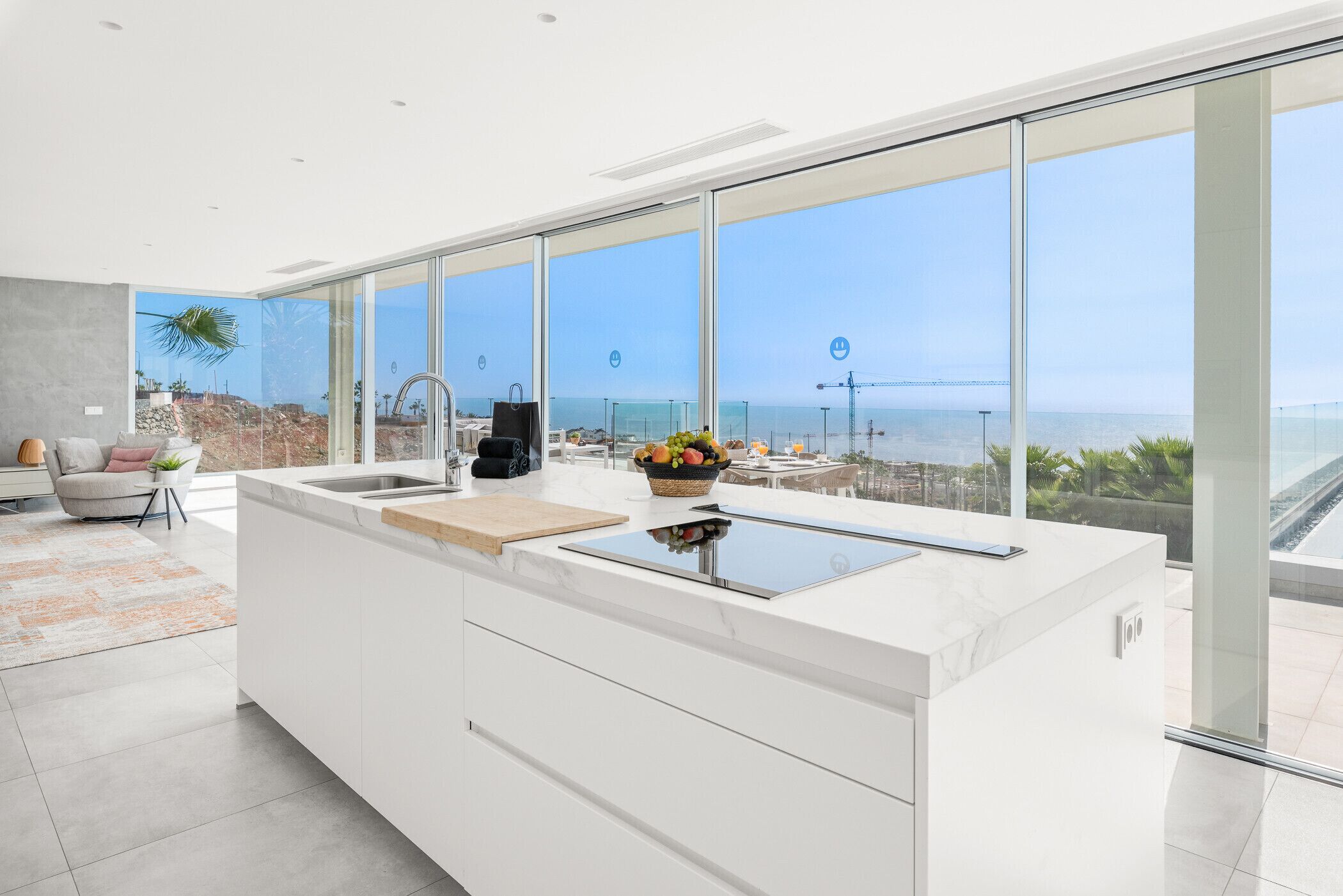 Kühlschrank, Ofen, Geschirrspüler, Wasserkocher mit Kaffee-/Teezubehör