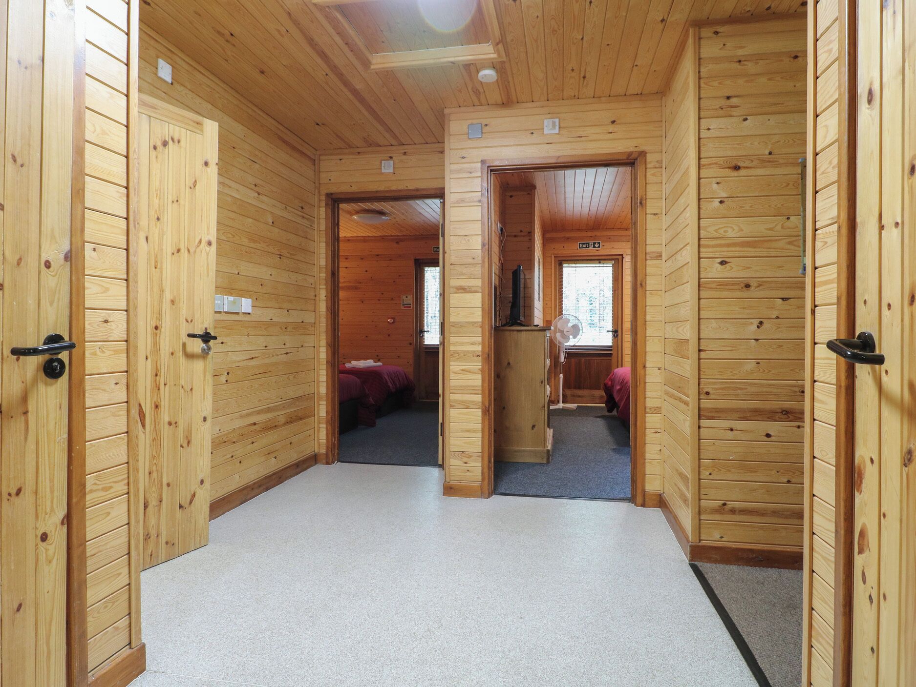 2 habitaciones, decoración personalizada y muebles diferentes 