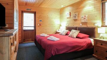 2 bedrooms, individually decorated, individually furnished