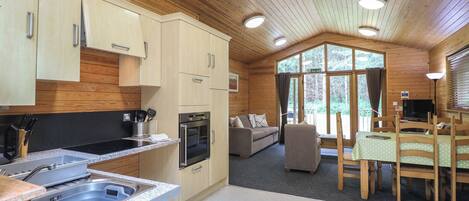 Lave-vaisselle, batterie de cuisine, vaisselle et ustensiles