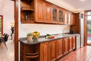 Fridge, oven, dishwasher, coffee/tea maker