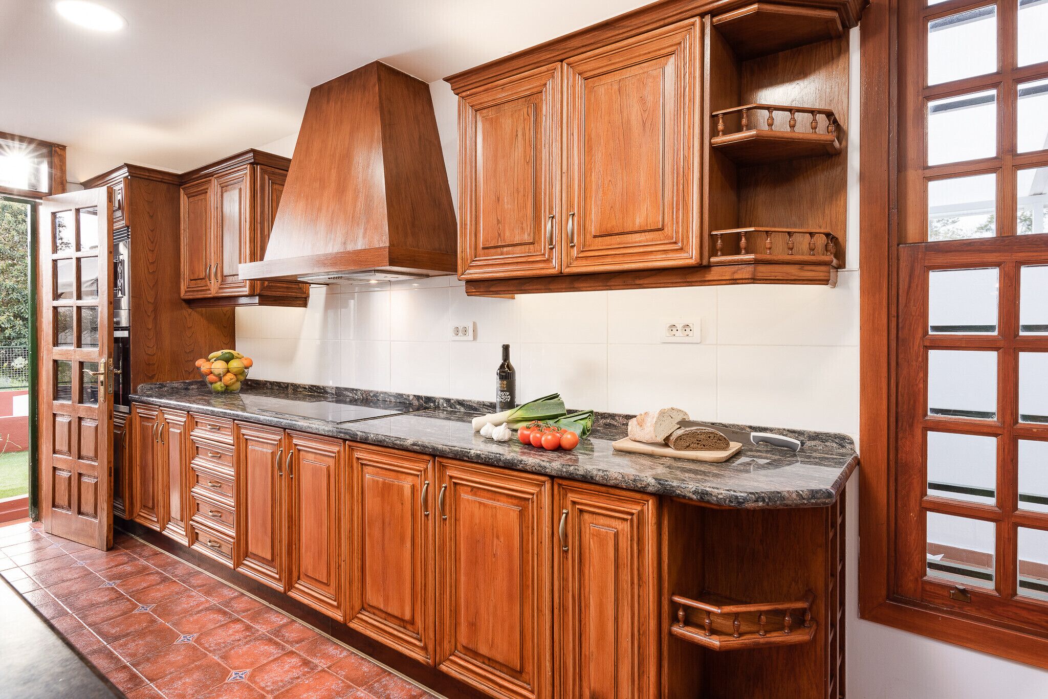 Fridge, oven, dishwasher, coffee/tea maker