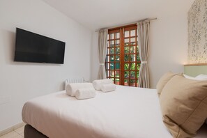 4 bedrooms, iron/ironing board, free WiFi, bed sheets