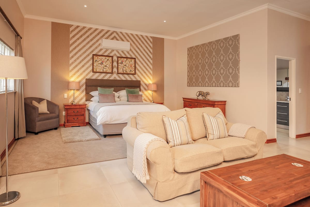 In-room safe, soundproofing, iron/ironing board, free WiFi