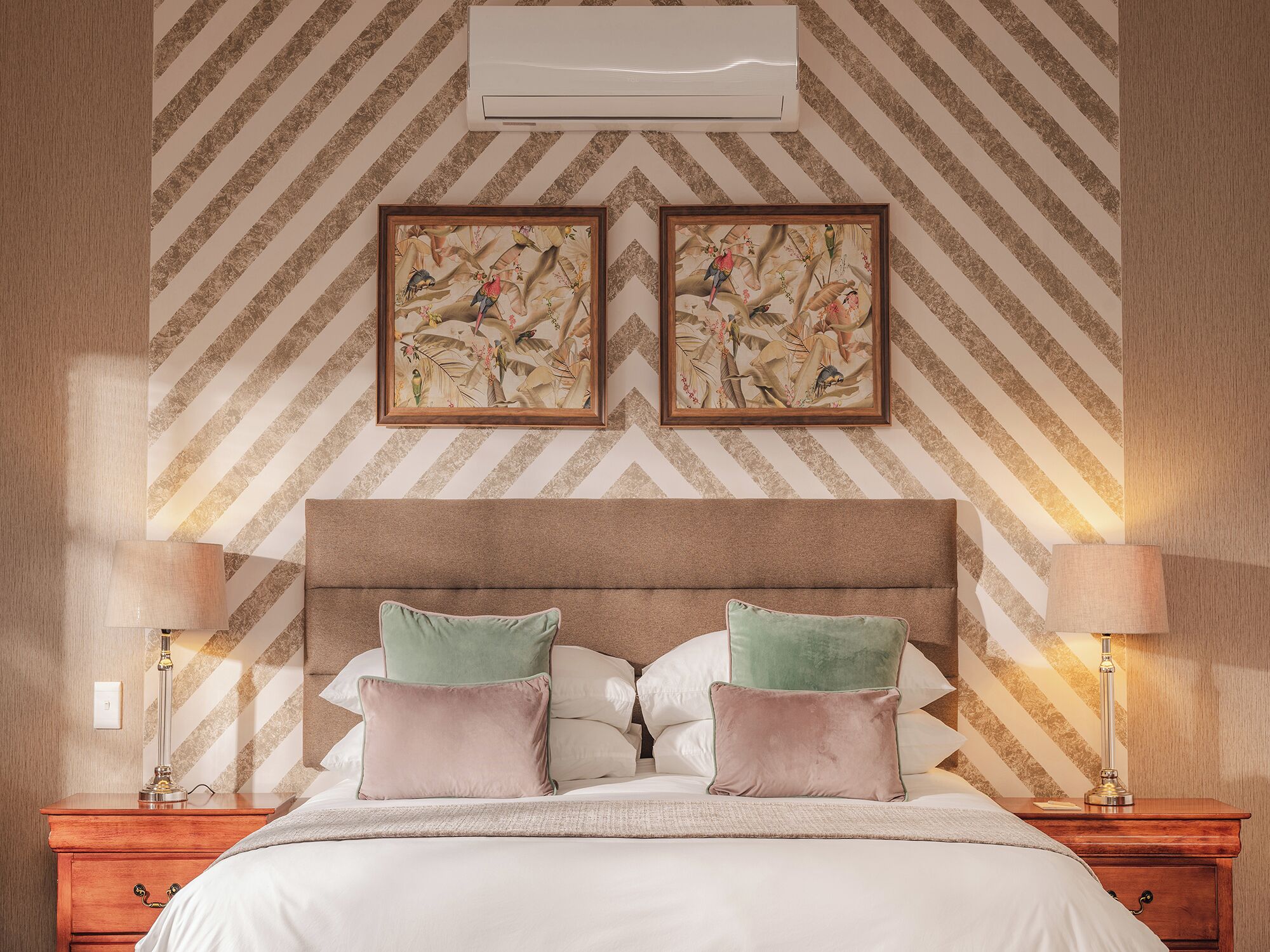 Caja de seguridad en la habitación y tabla de planchar con plancha 