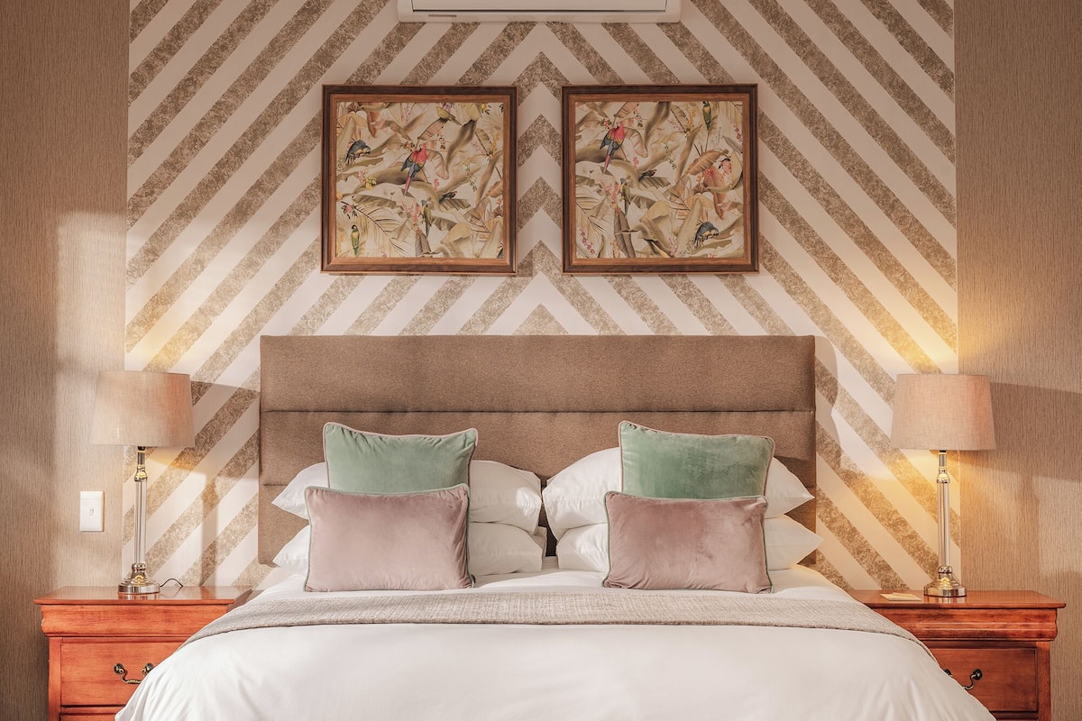 خزنة داخل الغرفة ومكواة/لوح كي وواي فاي مجانًا