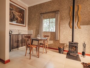 خزنة داخل الغرفة ومكواة/لوح كي وواي فاي مجانًا