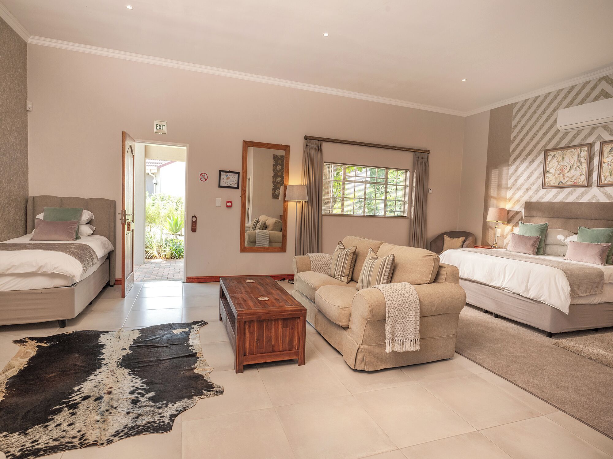 Caja de seguridad en la habitación y tabla de planchar con plancha 