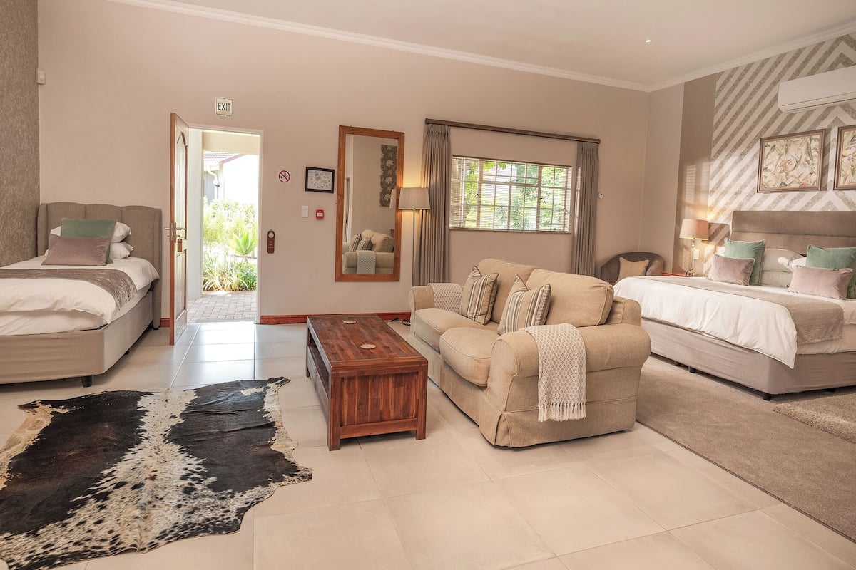 خزنة داخل الغرفة ومكواة/لوح كي وواي فاي مجانًا