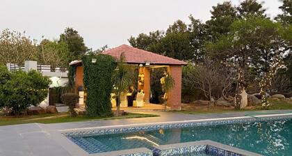 5-bedroom Farm Stay WiFi, AC, fitness room with Pool Party Luxury farmhouse