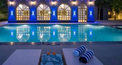 5-bedroom Farm Stay WiFi, AC, fitness room with Pool Party Luxury farmhouse