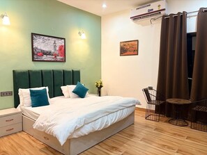 5 bedrooms, iron/ironing board, WiFi, bed sheets