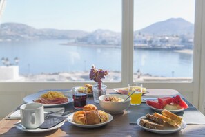 Free daily buffet breakfast - Pandrossos Hotel (Paros)