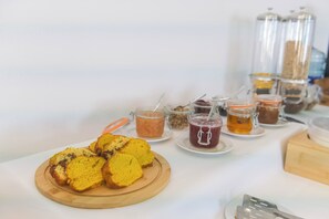 Free daily buffet breakfast  - Pandrossos Hotel (Paros)