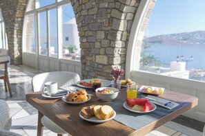Free daily buffet breakfast - Pandrossos Hotel (Paros)