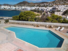 Una piscina al aire libre de temporada
