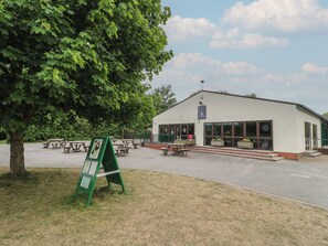 Outdoor dining - Oak Lodge (Swadlincote)