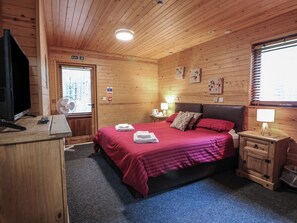 2 bedrooms, individually decorated, individually furnished
