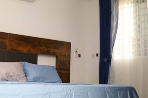 1 dormitorio, tabla de planchar con plancha, ropa de cama
