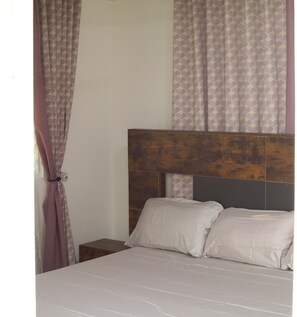 1 chambre, fer et planche à repasser, draps fournis