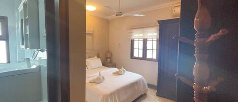 Ducha, artículos de tocador gratuitos, secador de pelo, pantuflas