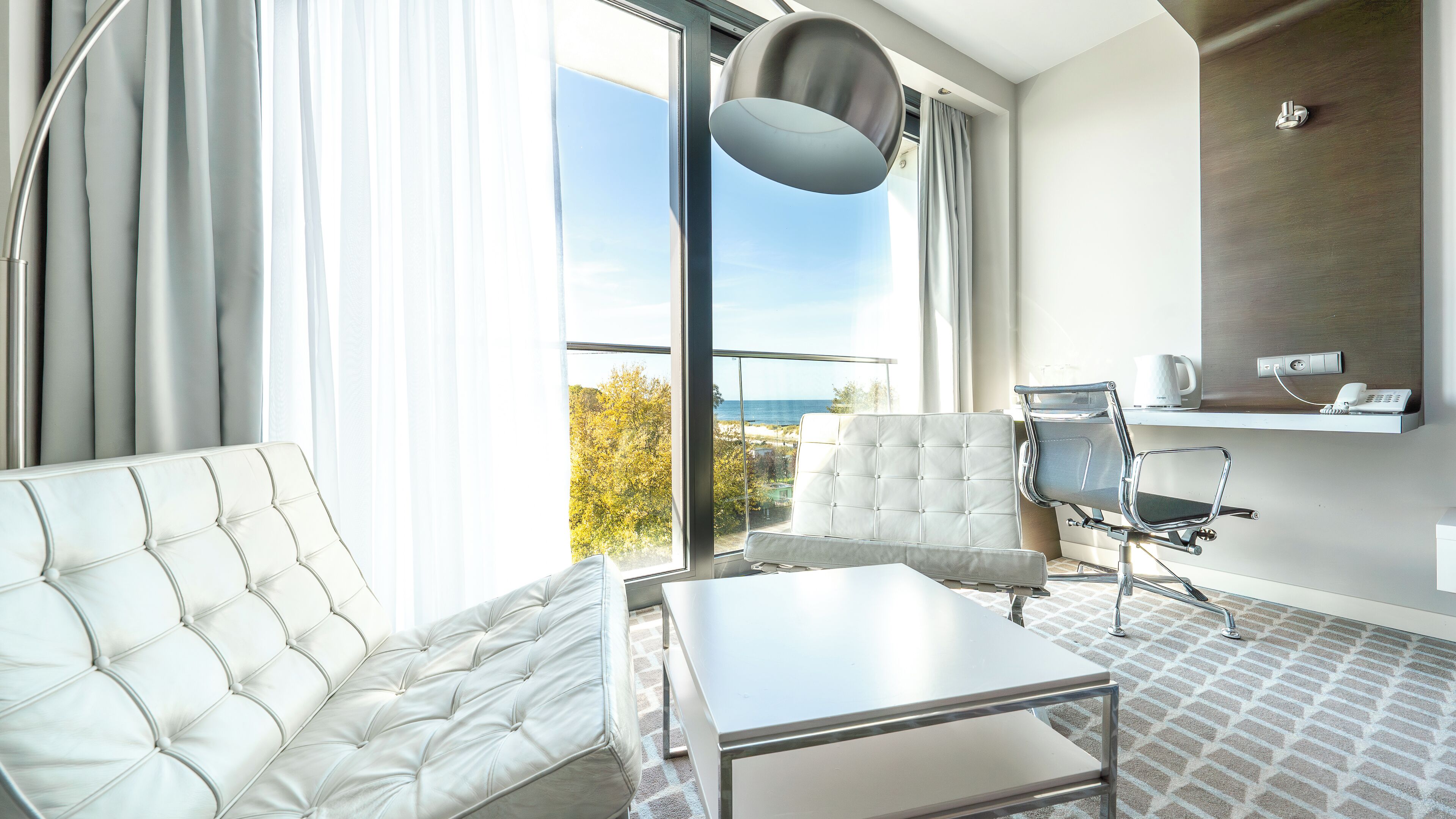 Habitación (406) | Área de sala de estar | Televisión de pantalla plana 