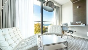 Room (406) | Living area | Flat-screen TV - Apartamenty Sun & Snow Marine (Kolobrzeg)