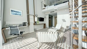 Habitación, vistas al mar (606) | Zona de estar | Una televisión de pantalla plana