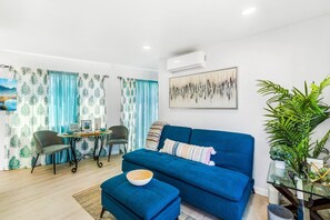 Een smart-tv, een open haard en een kantoor