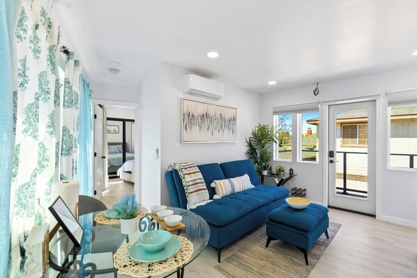 Een smart-tv, een open haard en een kantoor