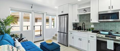 Kühlschrank, Mikrowelle, Ofen, Herdplatte