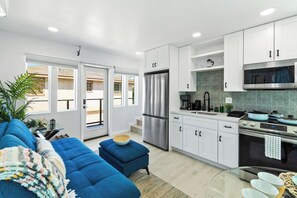 Kühlschrank, Mikrowelle, Ofen, Herdplatte