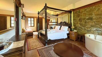 Deluxe-suite - balkon - delvis havudsigt | 1 soveværelse, skrivebord, arbejdsområde til bærbare computere