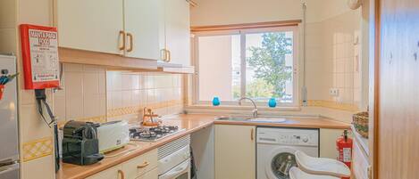 ثلاجة، ميكروويف، فرن، موقد طهي مسطح