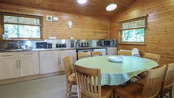 Rentaplats i utensilis de cuina, vaixella i coberteria