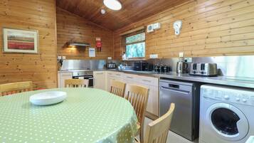 Een vaatwasser, kookgerei, borden en bestek