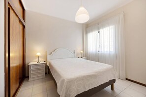 1 bedroom, iron/ironing board, internet, bed sheets