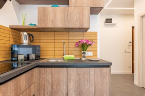 Réfrigérateur, micro-ondes, bouilloire électrique